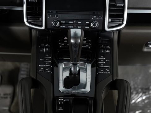 Used 2018 Porsche Cayenne Platinum Edition w/ Premium Package image 37