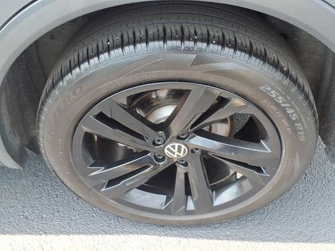 Used 2024 Volkswagen Tiguan SE R-Line AWD/4WD image 9