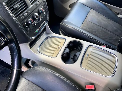 Used 2019 Dodge Grand Caravan SXT FWD image 16