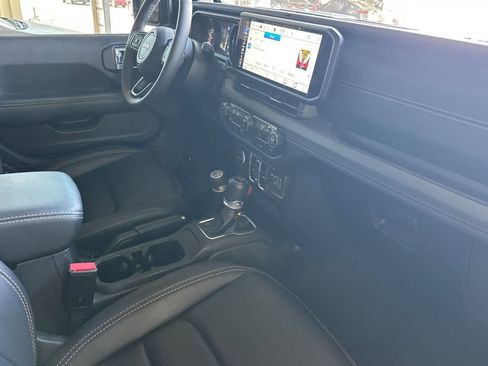 Used 2025 Jeep Gladiator Sport AWD/4WD image 17