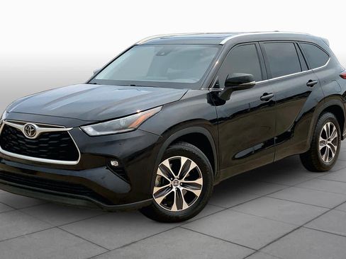 Used 2021 Toyota Highlander XLE FWD image 1