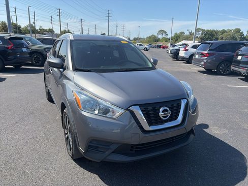 Used 2019 Nissan Kicks SV image 1