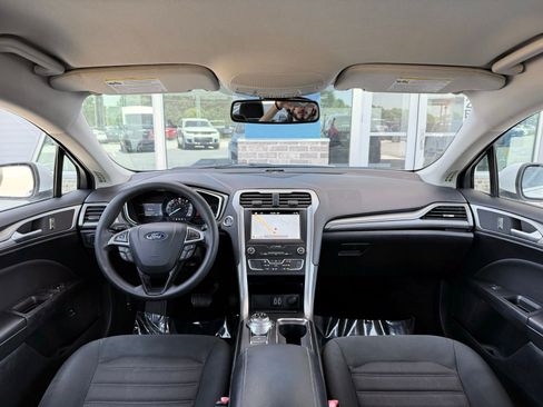 Used 2019 Ford Fusion SE FWD image 21