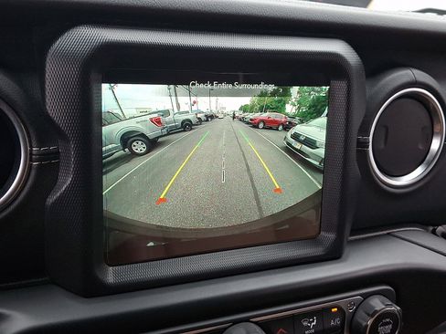 Used 2021 Jeep Wrangler Unlimited Sahara w/ Cold Weather Group AWD/4WD image 17