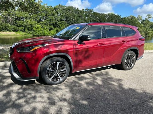 Used 2022 Toyota Highlander XSE FWD image 2