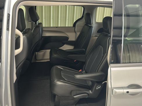 Used 2024 Chrysler Pacifica Touring-L image 12