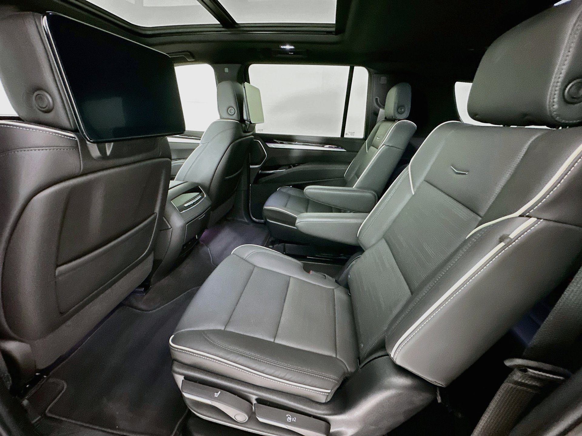 Used 2025 Cadillac Escalade ESV Sport w/ Touring Package AWD/4WD image 27
