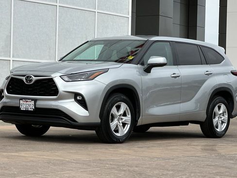 Used 2025 Toyota Highlander LE image 8