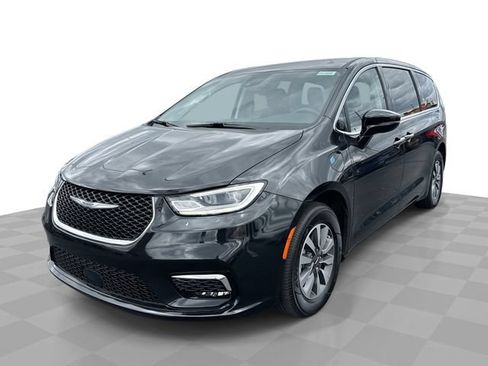 Used 2024 Chrysler Pacifica Limited FWD image 1