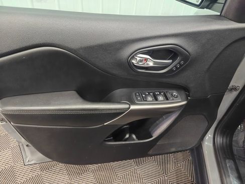 Used 2019 Jeep Cherokee Limited image 43