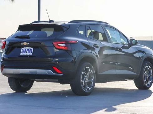 Used 2025 Chevrolet Trax LT w/ LT Convenience Package image 8