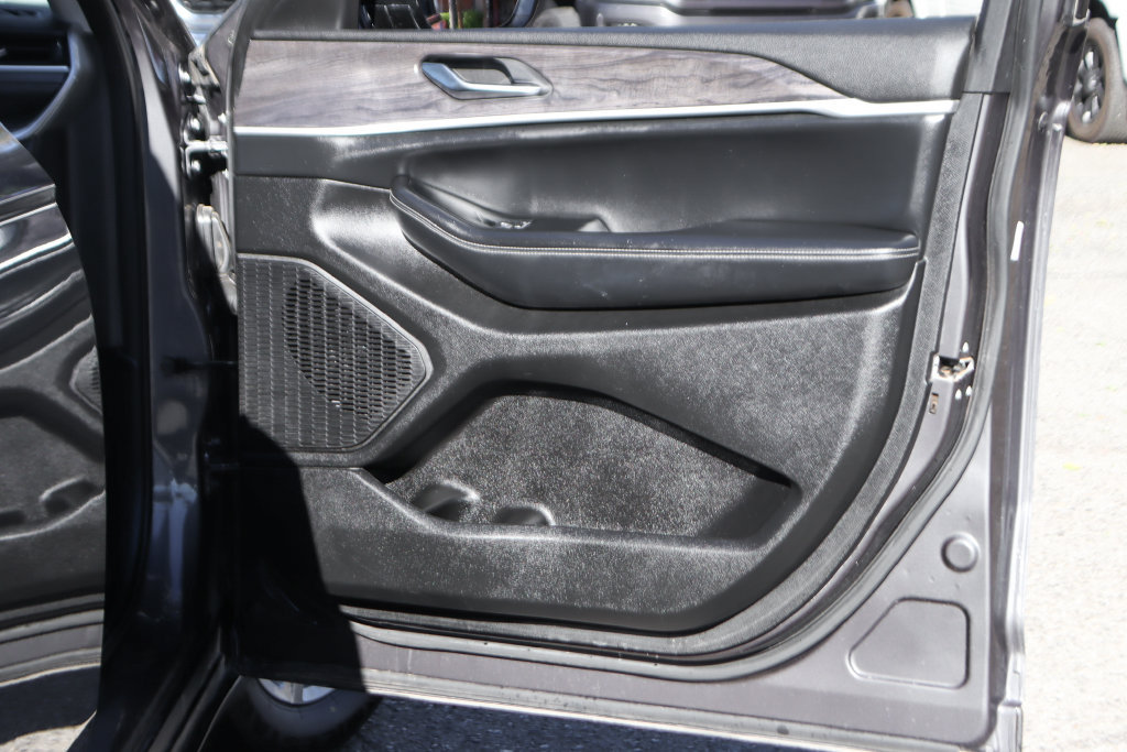 Used 2023 Jeep Grand Cherokee L Limited AWD/4WD image 43