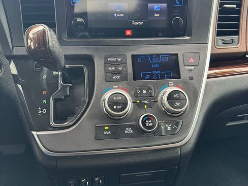 Used 2017 Toyota Sienna Limited image 16