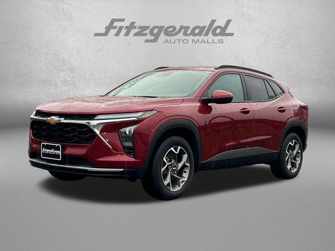 Used 2025 Chevrolet Trax LT FWD image 2
