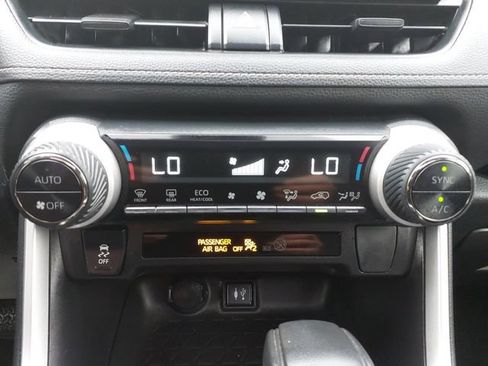 Used 2019 Toyota RAV4 XLE AWD/4WD image 17
