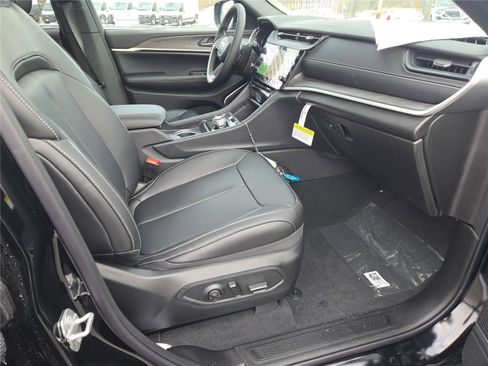Used 2026 Jeep Grand Cherokee Limited AWD/4WD image 7