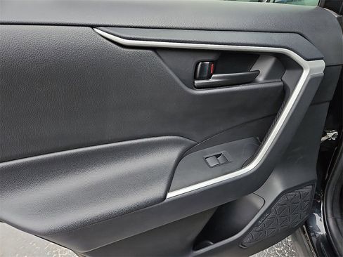 Used 2021 Toyota RAV4 LE image 14