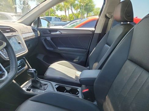 Used 2023 Volkswagen Tiguan SE w/ Panoramic Sunroof Package image 5