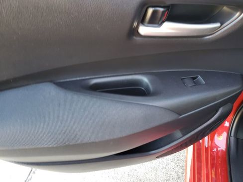 Used 2021 Toyota Corolla LE image 12