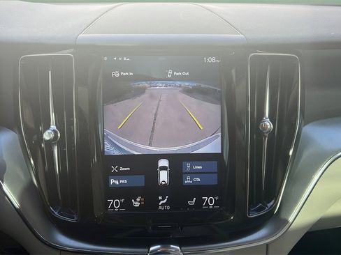 Used 2018 Volvo XC60 T5 Momentum w/ Vision Package image 21