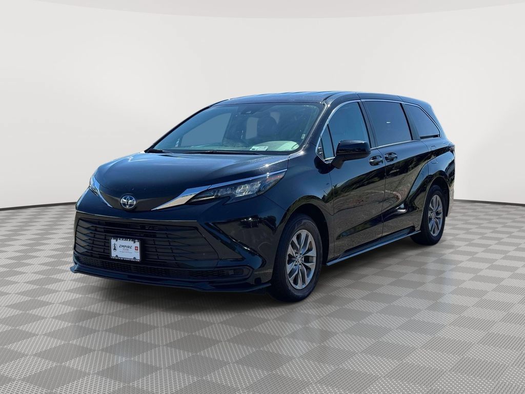 Used 2025 Toyota Sienna LE FWD image 3