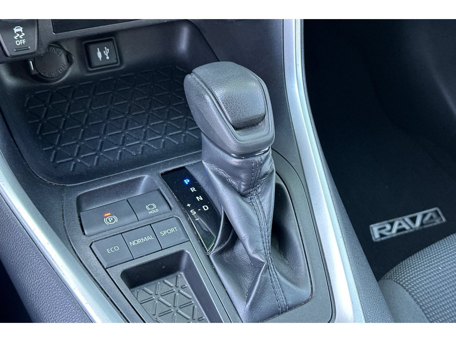 Used 2019 Toyota RAV4 LE w/ Carpet Mat Package FWD image 23