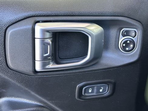 Used 2023 Jeep Wrangler Unlimited Rubicon AWD/4WD image 13