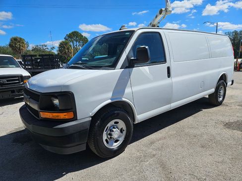 Used 2017 Chevrolet Express 3500 Extended RWD image 2