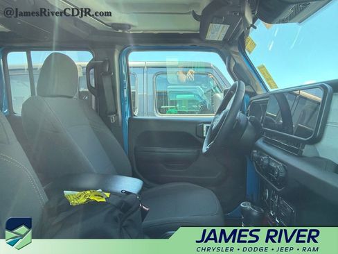 Used 2024 Jeep Wrangler Unlimited AWD/4WD image 2