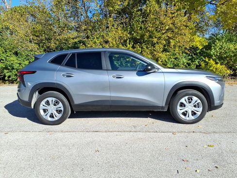 Used 2025 Chevrolet Trax LS image 28