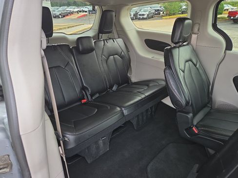 Used 2024 Chrysler Pacifica Touring-L FWD image 16