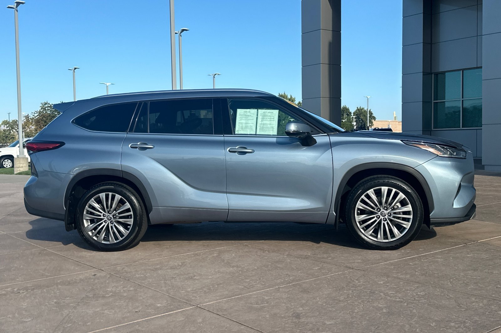 Certified 2021 Toyota Highlander Platinum AWD/4WD image 3
