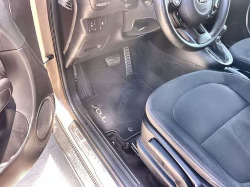 Used 2014 Kia Soul FWD image 3