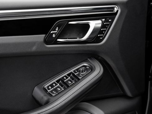 Used 2025 Porsche Macan image 8