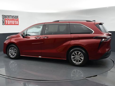 Used 2025 Toyota Sienna XLE FWD image 2
