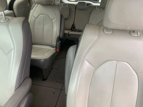 Used 2017 Chrysler Pacifica Touring-L image 44