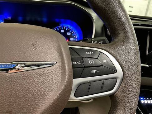 Used 2017 Chrysler Pacifica Touring FWD image 18