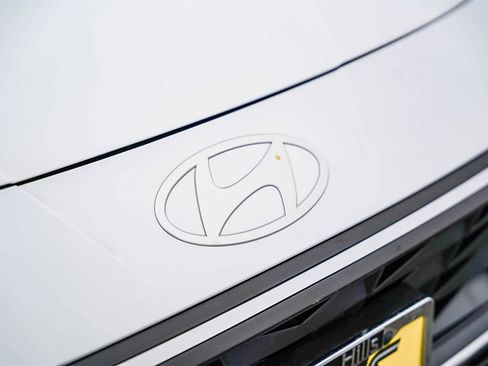 Certified 2025 Hyundai Elantra SE image 5