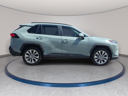 Used 2019 Toyota RAV4 XLE Premium FWD image 4