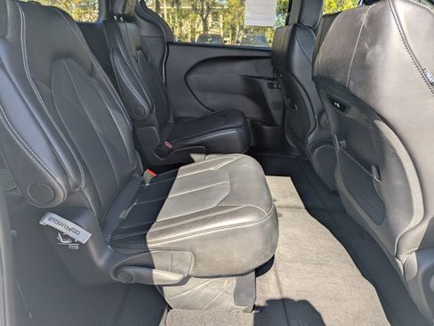 Used 2025 Chrysler Pacifica Select image 13