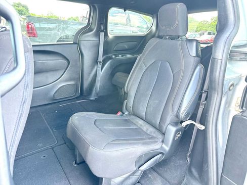 Used 2023 Chrysler Pacifica Touring FWD image 23
