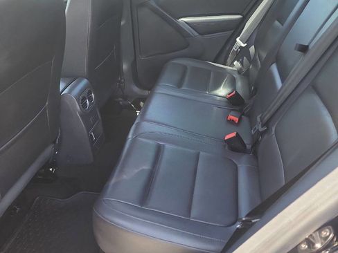 Used 2016 Volkswagen Tiguan S image 9