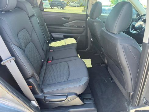 Used 2022 Nissan Pathfinder SV AWD/4WD image 12