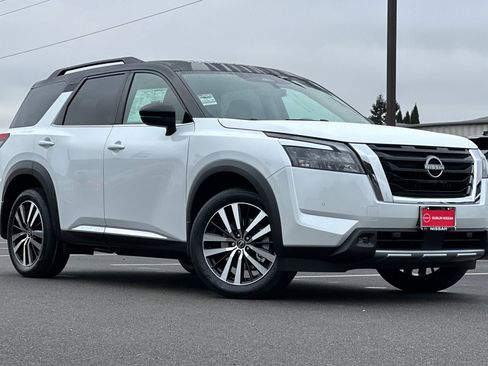 New 2025 Nissan Pathfinder Platinum image 2