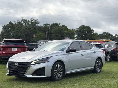 Used 2024 Nissan Altima 2.5 SV FWD image 12
