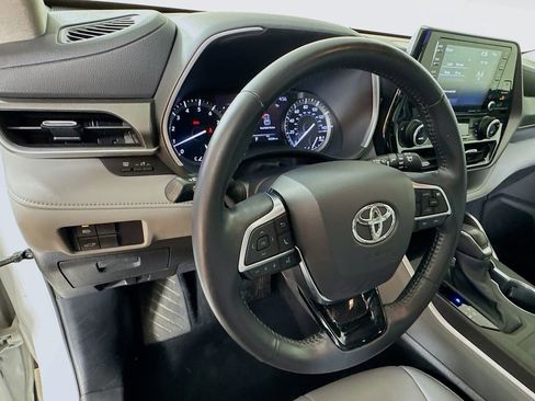 Used 2021 Toyota Highlander XLE image 11