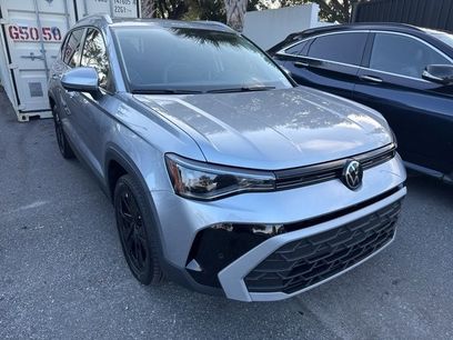 Used 2025 Volkswagen Taos SE w/ Panoramic Sunroof Package