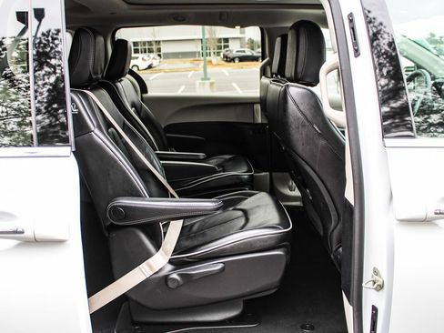 Used 2023 Chrysler Pacifica Limited FWD image 18