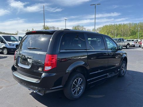 Used 2017 Dodge Grand Caravan SXT w/ Rear Park Assist Package FWD image 5