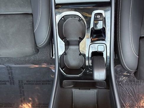 Used 2025 Volvo XC40 B5 Plus image 21